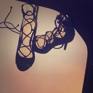 Open toed black suede lace up pump!!